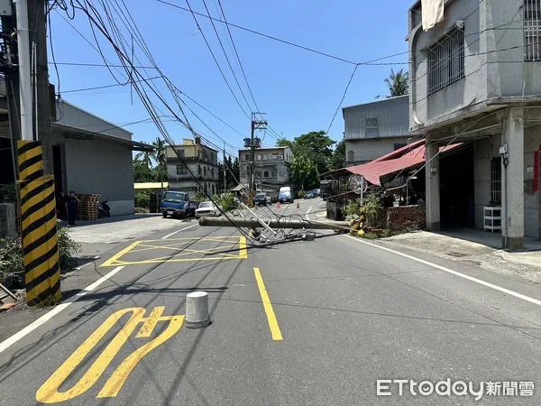 ▲▼送貨送到精神不濟！高雄小貨車路中自撞　「整根電桿」倒下躺地。（圖／記者賴文萱翻攝）