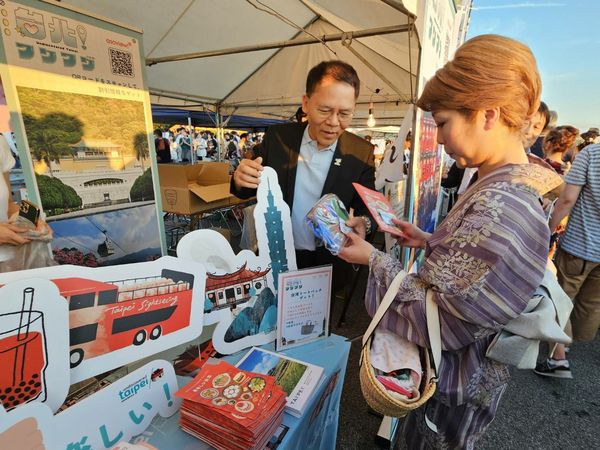 ▲▼王秋冬在「松山港祭・三津濱花火大會」台北攤位向日本民眾推薦台北觀光。（圖／台北市觀傳局提供）