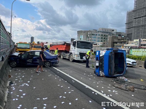 ▲▼變換車道釀禍！國1聯結車害3車追撞，小貨車側翻「擋風玻璃噴飛」。（圖／記者賴文萱翻攝）