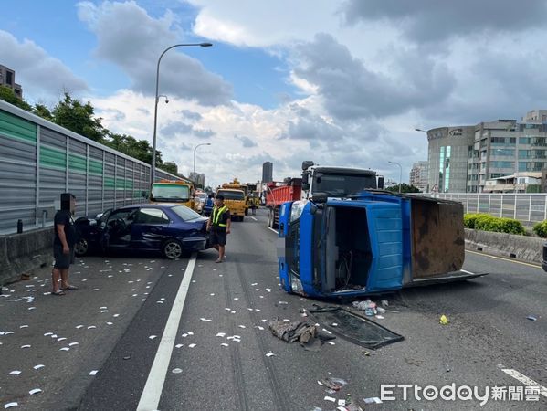 ▲▼變換車道釀禍！國1聯結車害3車追撞，小貨車側翻「擋風玻璃噴飛」。（圖／記者賴文萱翻攝）