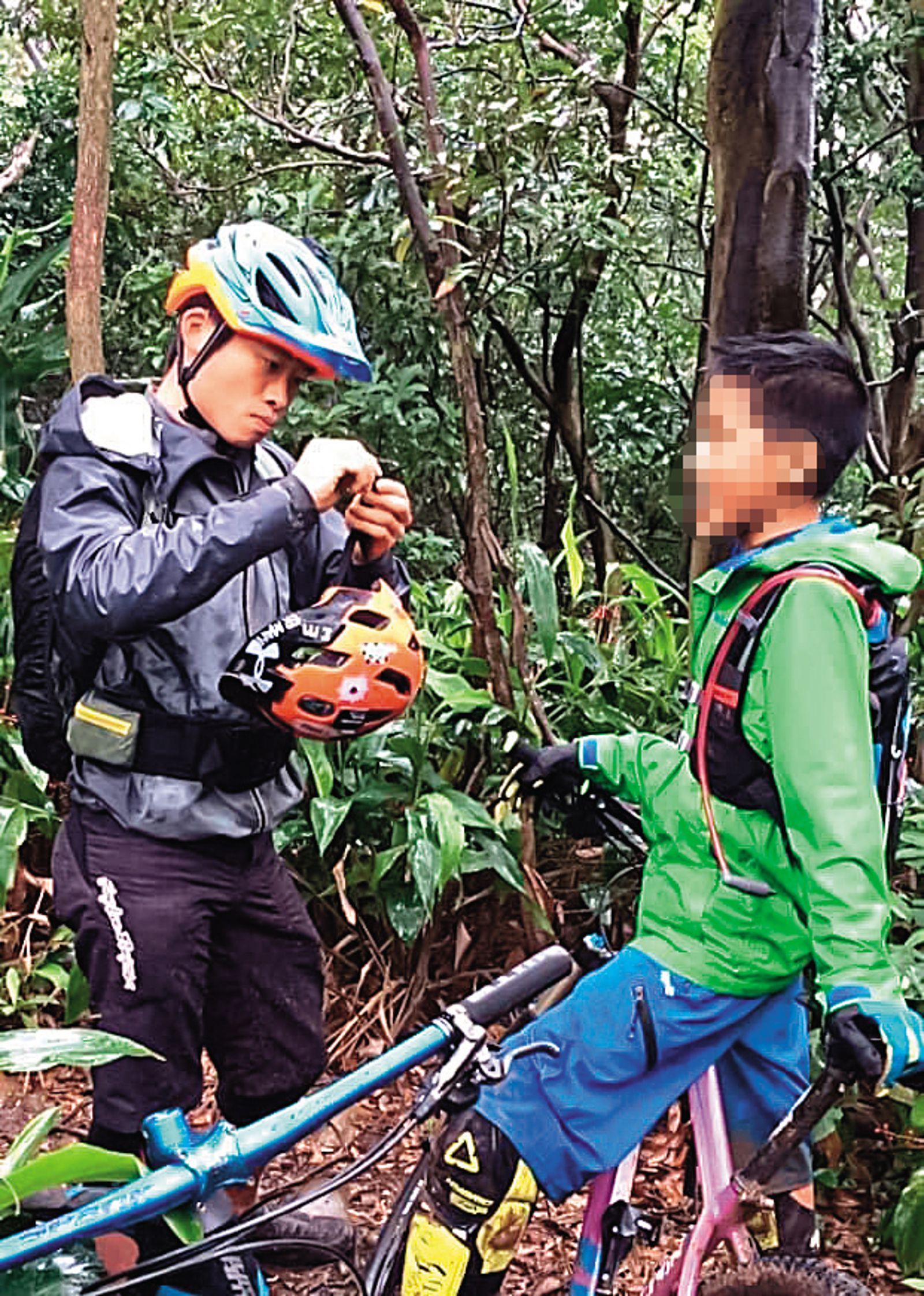 魏先生重金禮聘江勝山（左）當兒子（右）的教練，後來兒子也在全國賽中奪冠。（讀者提供）