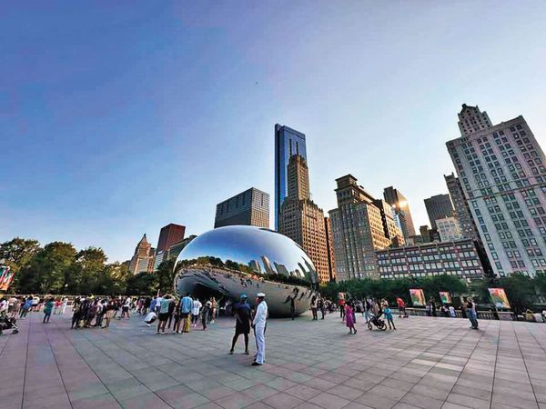 千禧公園入口處形狀貌似巨豆的「雲門」（Cloud Gate）玻璃不鏽鋼雕塑，是芝加哥知名地標。（翻攝Taiwan in Chucago臉書）