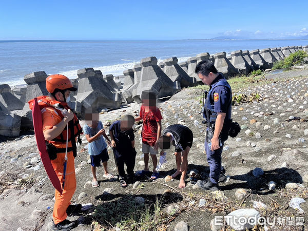 ▲員警緊急向海線跑去，直跑至50公尺，5童才看見警察叔叔跑來。（圖／新城警分局提供，下同）