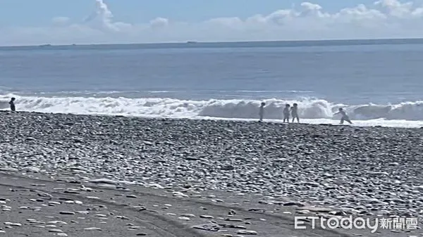 ▲員警緊急向海線跑去，直跑至50公尺，5童才看見警察叔叔跑來。（圖／新城警分局提供，下同）