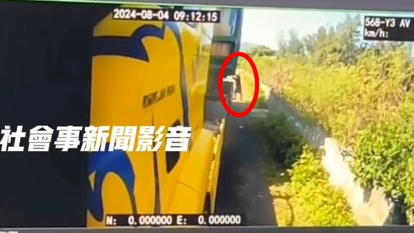 ▲貨櫃車駕駛臨停路邊下車尿尿遭撞死。（圖／翻攝自社會事新聞影音）