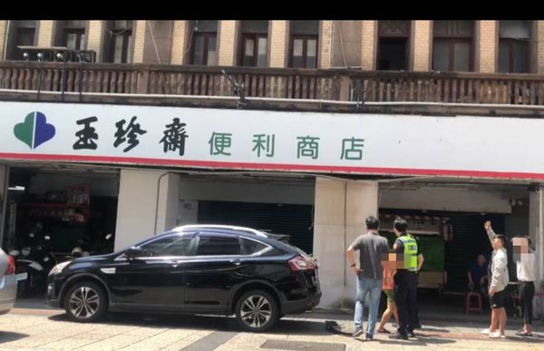 ▲鹿港玉珍齋商店磚塊掉落砸中車輛。（圖／民眾提供）