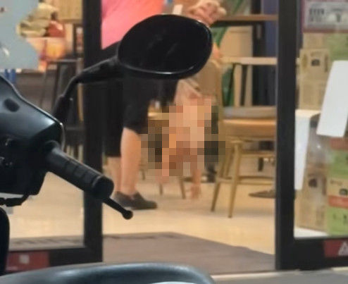 ▲台南永康一間便利商店，傳出媽媽疑似管教不當，用手倒吊著抓起女童，再像扛沙包一樣扛抱離開，台南市社會局介入調查輔導安置。（（圖／翻攝自臉書爆料公社二社）