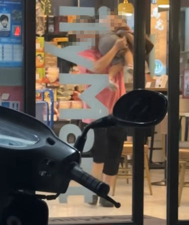 ▲台南永康一間便利商店，傳出媽媽疑似管教不當，用手倒吊著抓起女童，再像扛沙包一樣扛抱離開，台南市社會局介入調查輔導安置。（（圖／翻攝自臉書爆料公社二社）