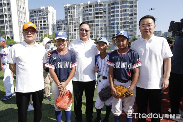 ▲▼東森杯2024年海峽兩岸(連城)青少年棒球邀請賽8/6盛大舉行，國台辦主任宋濤與東森集團總裁王令麟簡單開球後，比賽隨即展開。（圖／記者湯興漢攝）