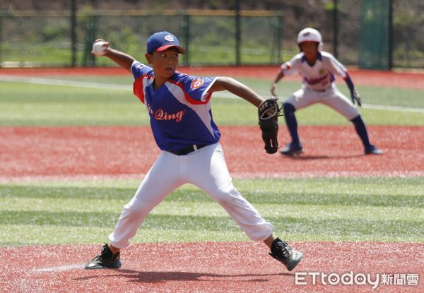 ▲▼東森杯2024年海峽兩岸(連城)青少年棒球邀請賽8/6盛大舉行，國台辦主任宋濤與東森集團總裁王令麟簡單開球後，比賽隨即展開。（圖／記者湯興漢攝）