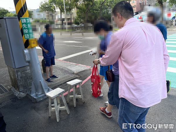 ▲▼             基隆市長謝國樑意外目擊一對母女遭機車騎士撞倒，立刻上前關心並報警。（圖／記者郭世賢翻攝）