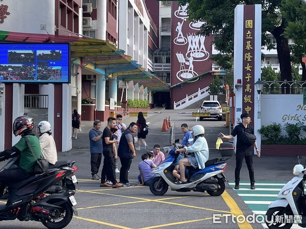 ▲▼             基隆市長謝國樑意外目擊一對母女遭機車騎士撞倒，立刻上前關心並報警。（圖／記者郭世賢翻攝）