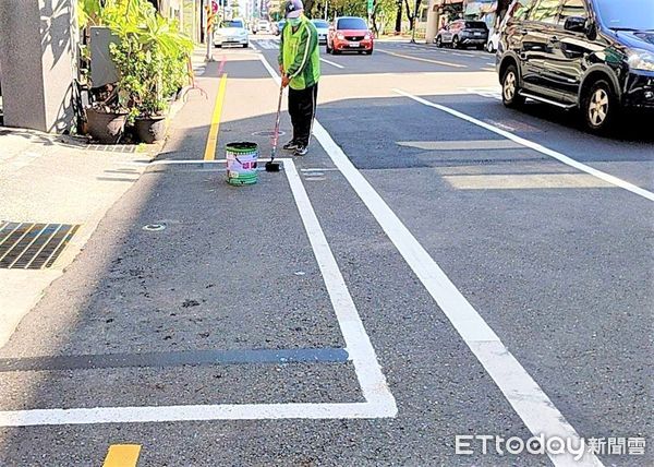 ▲交通局先行檢討中西區路邊停車格長度是否符合標準，並已完成重點路段的格位重新劃設450餘格，將持續擴大辦理便利民眾停車。（圖／記者林東良翻攝，下同）