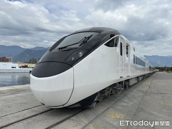 ▲▼EMU3000型城際列車全數交車，台鐵公司舉辦慶祝儀式。（圖／台鐵公司提供）