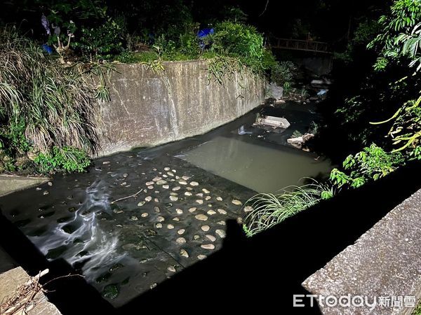 ▲▼ 林口抽水機故障汙水溢流飄惡臭  。（圖／新北市議員李宇翔提供）