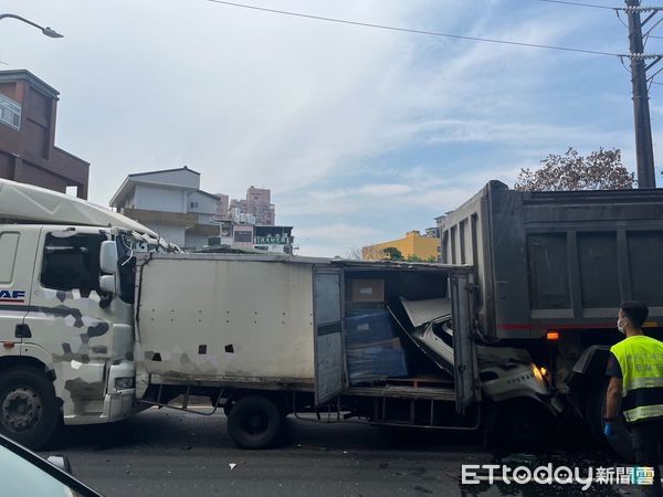 ▲▼小貨車車頭卡在砂石車後車斗，車頭嚴重變形，駕駛奇蹟生還             。（圖／記者陳以昇翻攝）