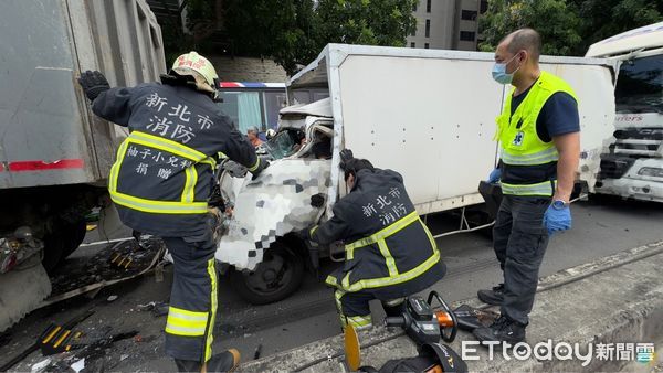 ▲▼小貨車車頭卡在砂石車後車斗，車頭嚴重變形，駕駛奇蹟生還             。（圖／記者陳以昇翻攝）