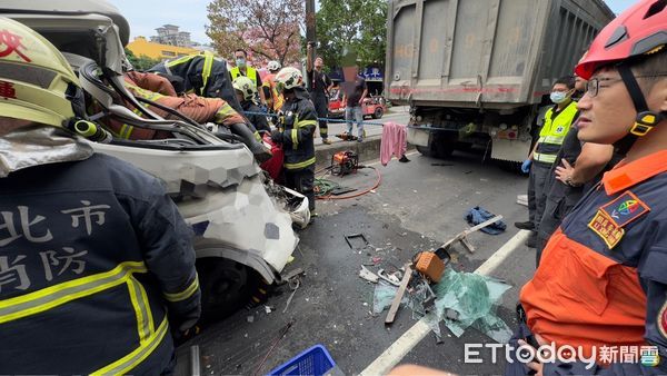 ▲▼小貨車車頭卡在砂石車後車斗，車頭嚴重變形，駕駛奇蹟生還             。（圖／記者陳以昇翻攝）