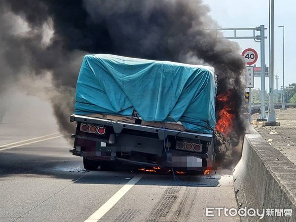 ▲載送油漆原料的大貨車因爆胎起火，濃煙沖天，火勢驚人。（圖／記者楊永盛翻攝）