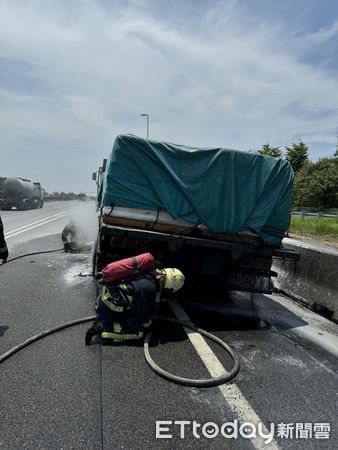 ▲載送油漆原料的大貨車因爆胎起火，濃煙沖天，火勢驚人。（圖／記者楊永盛翻攝）             。