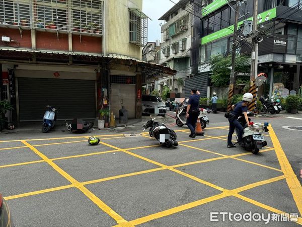 ▲▼板橋民族路巷內2機車互撞             。（圖／記者陳以昇翻攝）