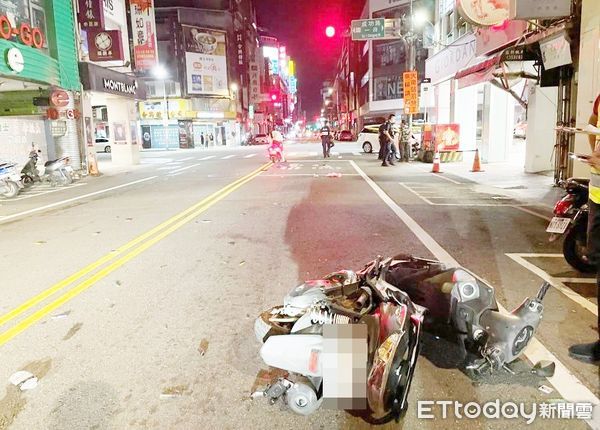 ▲菲律賓籍男子阿一（譯音）今天凌晨1時許騎車搭載同鄉行經桃園區成功路，疑似路口闖紅燈被直行休旅車撞上，桃園警方到場處理。（圖／記者沈繼昌翻攝）