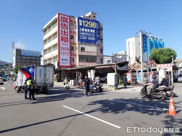 ▲▼小貨車「螃蟹切」撞倒機車騎士，造成他送醫傷重不治             。（圖／記者陳以昇翻攝）