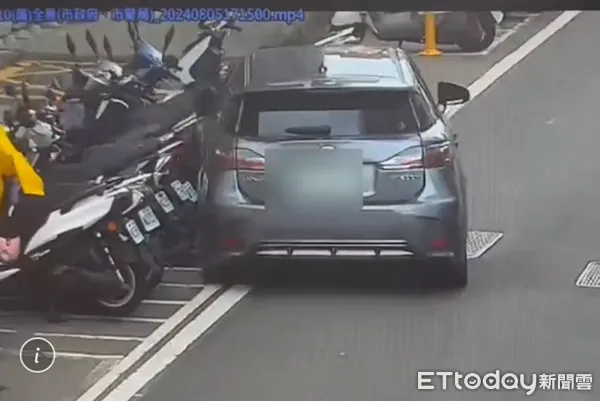 ▲張姓男子駕駛車輛卻因病昏迷在車上，失去控制的車輛掃倒過一排路邊停放機車。（圖／桃園警分局提供）