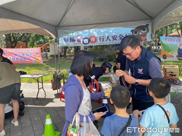 ▲台南市立體育場前廣場共同舉辦「暑期兒童防火小尖兵體驗營」feat.「小小警察體驗營」活動，市長黃偉哲化身交通安全宣導大使，親自進行安全帽宣導。（圖／記者林東良翻攝，下同）