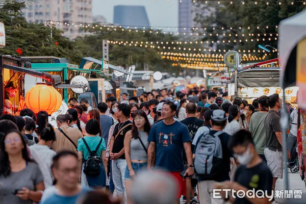 ▲▼現場除了調酒，還有高雄在地美食餐車市集 。（圖／記者許宥孺翻攝）