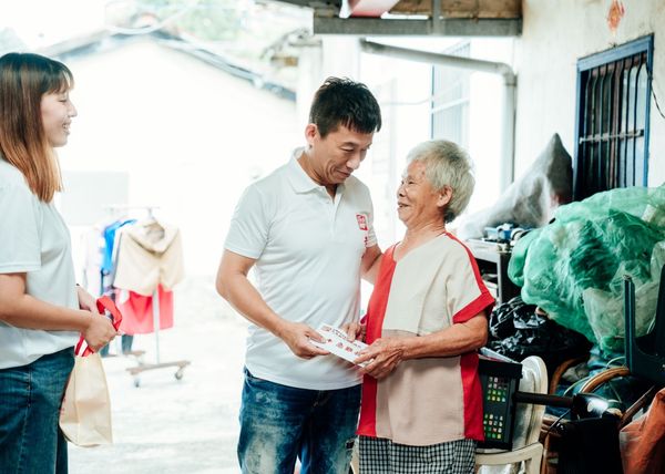 ▲郭子乾(左)與弱勢長輩。（圖／中華民國老人福利關懷協會）