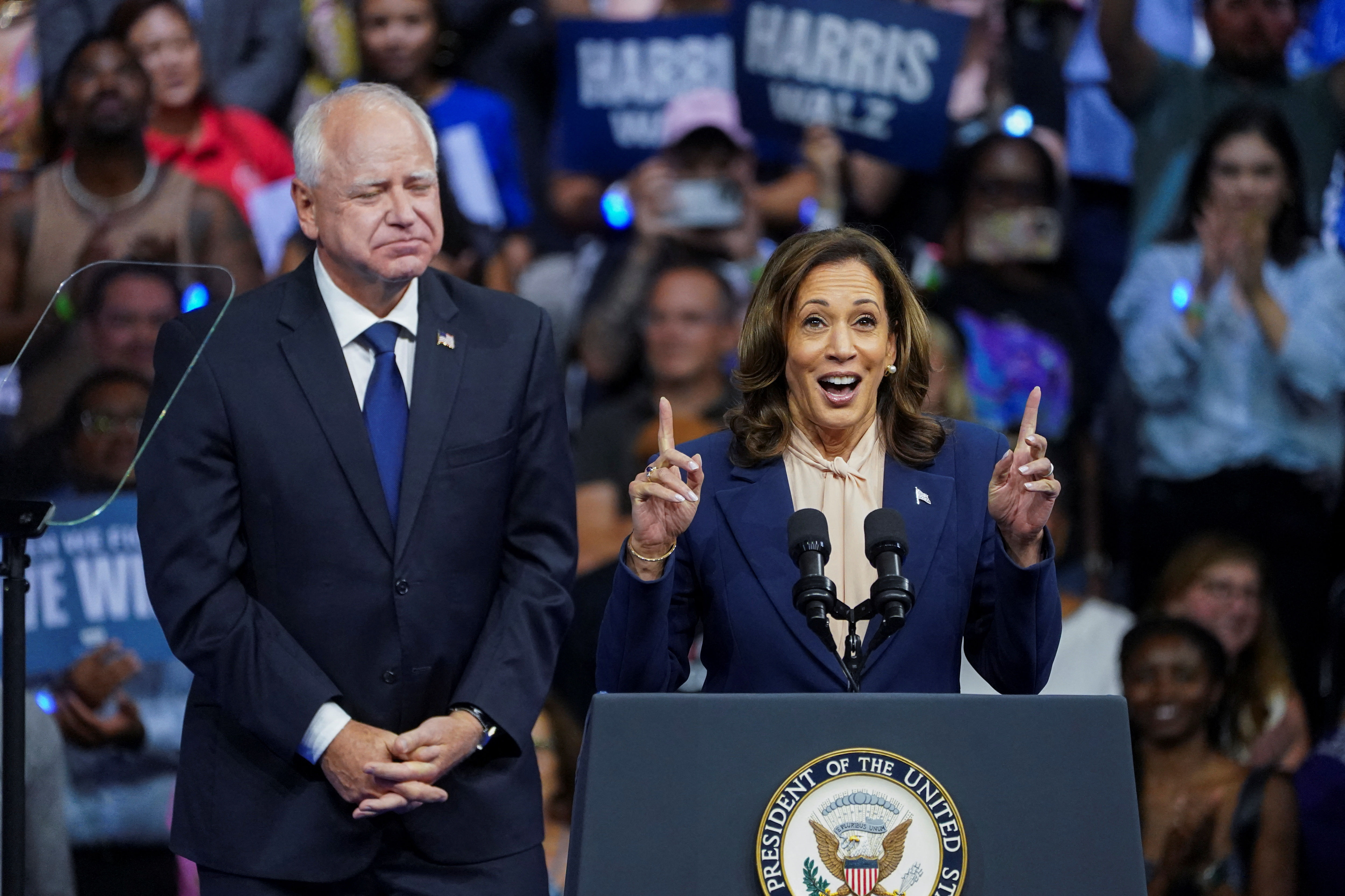 ▲▼美國副總統、民主黨總統參選人賀錦麗（Kamala Harris）與副手、明尼蘇達州州長華茲（Tim Walz）首度同場登台。（圖／路透）