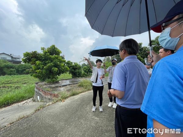 ▲立委陳亭妃，邀請農田水利署嘉南管理處王志誠處長、農田水利建設組邱亭瑋正工程司前往鹽水汫水里、官田隆本里、新市永就里、佳里南勢里與地方里長共同會勘。（圖／記者林東良翻攝，下同）