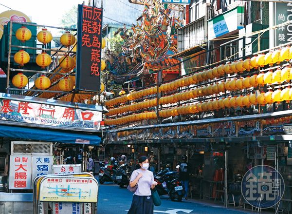 基隆廟口夜市人潮眾多，是罷免正反方空戰宣傳必爭之地。