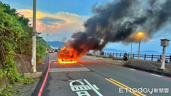 ▲基隆湖海路「火燒車」。（圖／記者郭世賢翻攝）