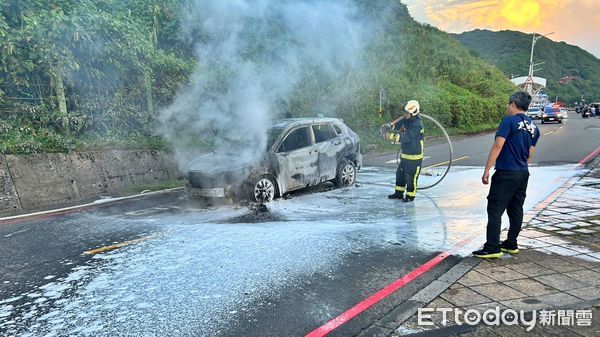 ▲基隆湖海路「火燒車」。（圖／記者郭世賢翻攝）