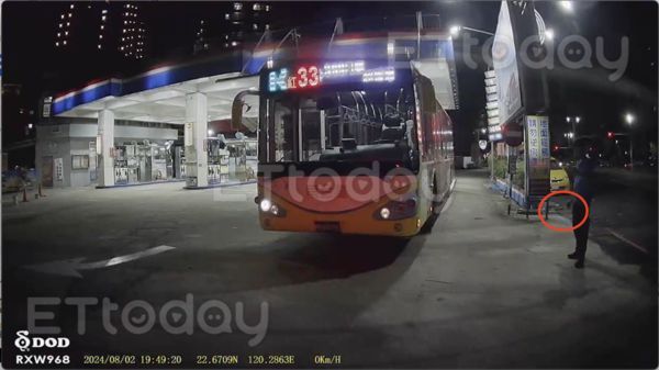 ▲高雄市一名公車司機趁加油時抽菸             。（圖／記者吳奕靖攝）