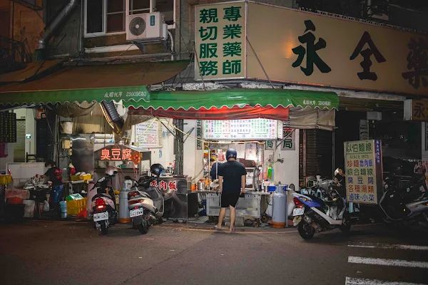 ▲▼台中臭豆腐50年以伯麵線臭豆腐。（圖／部落客美熊提供）