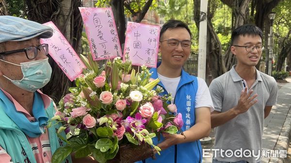 ▲▼新黨前往立法院贈花聲援翁曉玲。（圖／記者陳煥丞攝）