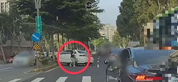 ▲▼白色轎車自撞後，穿著黑衣、格子褲的女駕駛若無其事的下車離去 。（圖／林先生提供）