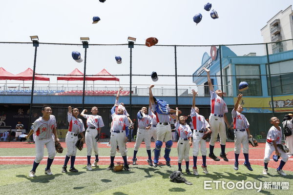 ▲▼東森杯2024年海峽兩岸(連城)青少年棒球邀請賽最關鍵的冠軍爭奪戰上演兩岸大戰，由台灣花蓮縣光復國小對戰福建連城縣實驗小學。比賽終了，光復國小以6:3力克連城實小拿下總冠軍。（圖／記者湯興漢攝）