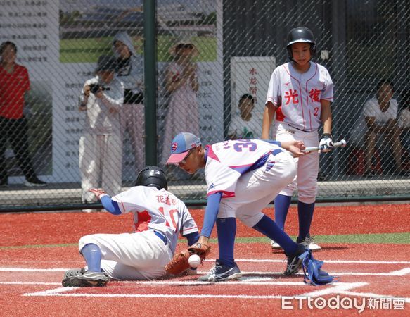 ▲▼東森杯2024年海峽兩岸(連城)青少年棒球邀請賽最關鍵的冠軍爭奪戰上演兩岸大戰，由台灣花蓮縣光復國小對戰福建連城縣實驗小學。比賽終了，光復國小以6:3力克連城實小拿下總冠軍。（圖／記者湯興漢攝）