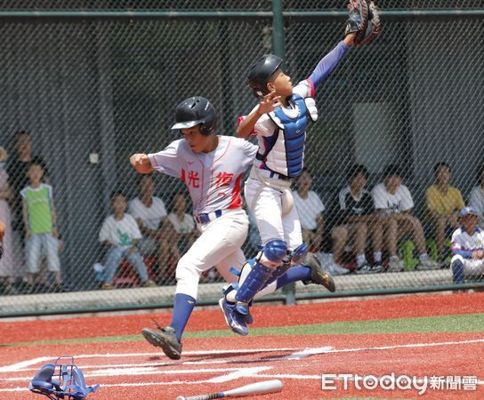 ▲▼東森杯2024年海峽兩岸(連城)青少年棒球邀請賽最關鍵的冠軍爭奪戰上演兩岸大戰，由台灣花蓮縣光復國小對戰福建連城縣實驗小學。比賽終了，光復國小以6:3力克連城實小拿下總冠軍。（圖／記者湯興漢攝）