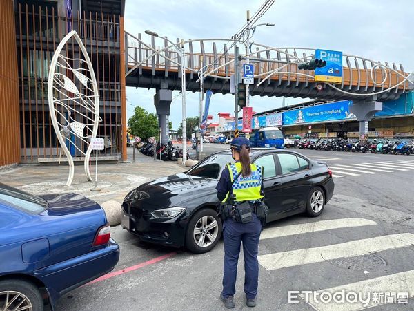 ▲東港警方會同縣警局交通隊加強華僑市場周邊道路整頓工作           。（圖／記者陳崑福翻攝）