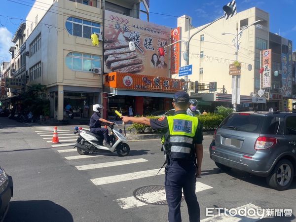 ▲東港警方會同縣警局交通隊加強華僑市場周邊道路整頓工作           。（圖／記者陳崑福翻攝）