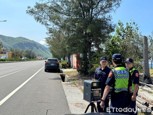 ▲枋寮警分局長林俊雄到市場向民眾宣導「路口停讓」觀念             。（圖／記者陳崑福翻攝）