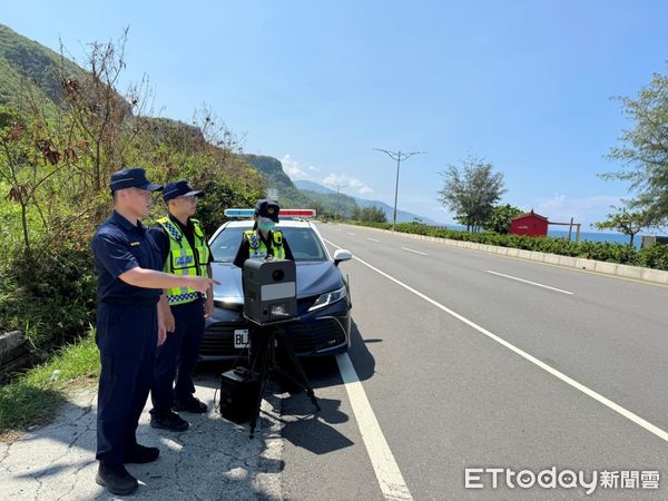 ▲枋寮警分局長林俊雄到市場向民眾宣導「路口停讓」觀念             。（圖／記者陳崑福翻攝）