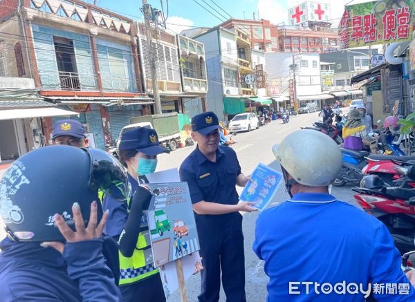 ▲枋寮警分局長林俊雄到市場向民眾宣導「路口停讓」觀念             。（圖／記者陳崑福翻攝）