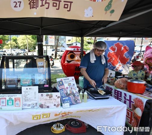 ▲馬來西亞新住民劉木蓮與兒子劉冠勛以「帥哥甩餅帥到凍不了」創業行銷             。（圖／移民署屏東服務站提供）