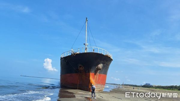 ▲多哥籍貨輪擱淺黃金海岸，被噴上「擱淺」歌詞「我已不在」。（圖／記者林東良翻攝，下同）